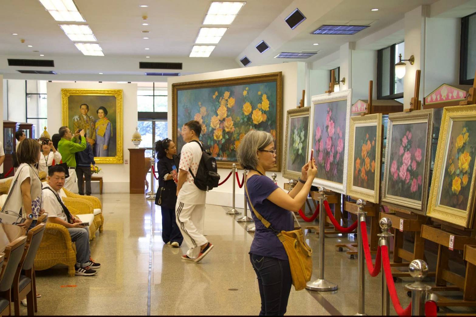 title - ผอ.ศพส. ห้การต้อนรับ คณะผู้บริหาร พนักงาน และสื่อมวลชน จาก บริษัท ทิพยประกันภัย จำกัด (มหาชน) พร้อมนำคณะเข้าเยี่ยมชมนิทรรศการสืบสาน สายธาร สร้างงาน หัตถศิลป์ ณ ศูนย์ส่งเสริมและพัฒนาอาชีพเสริมนอกภาคการเกษตร (ศูนย์ศิลปาชีพ บางไทรฯ (เดิม)) 